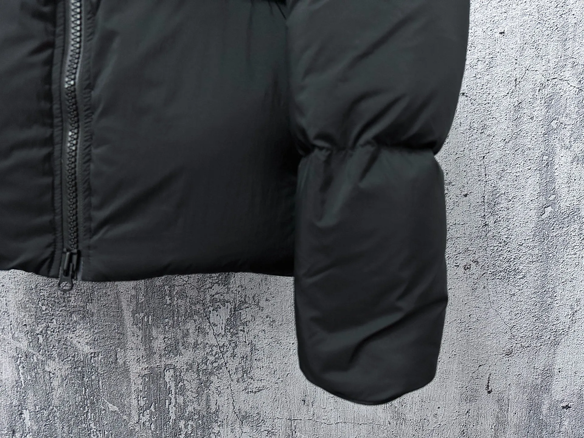 【Canada gooes】Large Goose Sleeve Stand Collar Down Jacket The Lawrence Down Jacket provides essential protection for everyday adventures. Delicately soft fabric, this is a water-repellent fabric that is soft to the touch yet durable. Filled with extremely fluffy white duck down. This piece has a quilted body and structured down. Padded collar and reflective double-stripe grip tape. Extended hem and tucked-in inner rib-knit cuffs. Size:XS-2XL